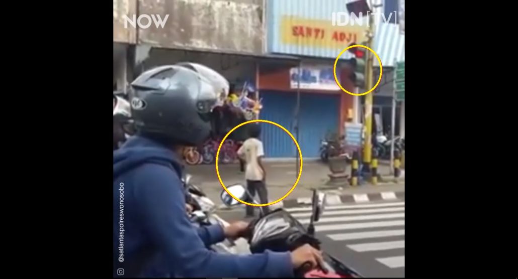 Only in Indonesia: Orang Gila Aja Taat Lalu Lintas... Yang Waras..??? 1 Orang gila tertib lalu lintas