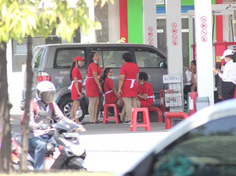 Persaingan SPBU Pertamina, dari POM PERTAMINI Hingga, Petugas Berpakaian Mini... Seksi !!! 3 Pegawai SPBU Rok Mini