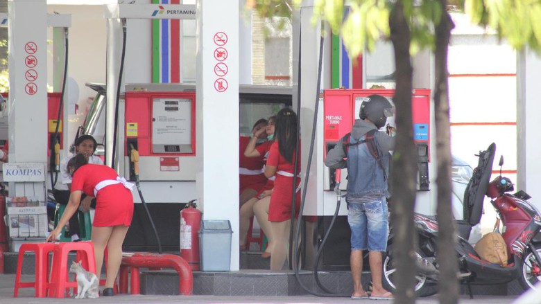 Persaingan SPBU Pertamina, dari POM PERTAMINI Hingga, Petugas Berpakaian Mini... Seksi !!! 1 Pegawai SPBU Rok Mini