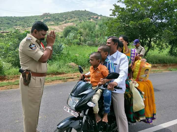 Polisi India Hormat Funny