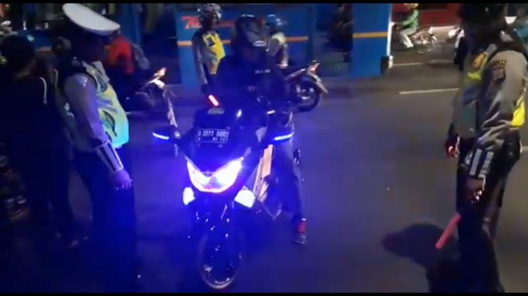 Apakah Ini Akhir Cerita Motor Bersirine dan Strobo...Cyduxlah Pak?? 1 Strobo dan sirine
