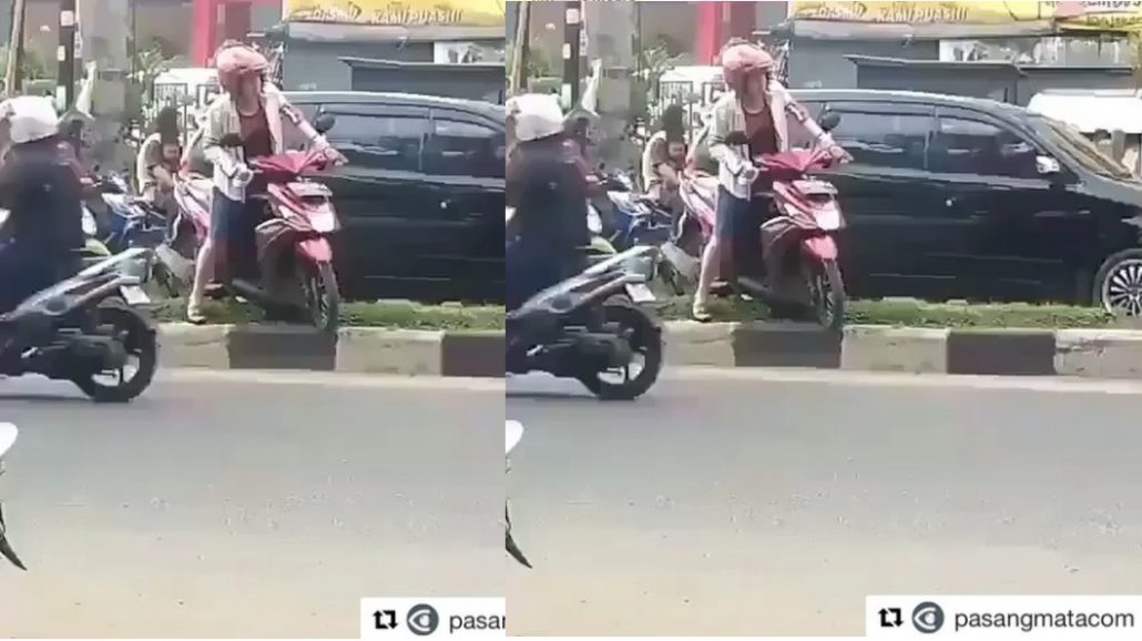 'The Power of Emak-emak' Is Back, Angkat Motor Matik Lewati Pembatas Jalan! 1 The Power of Emak-emak Kembali, Angkat Motor Matik Lewati Pembatas Jalan