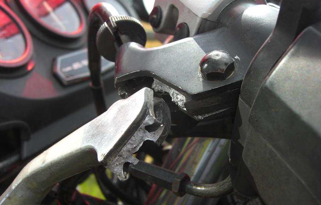 Tuas Kopling Patah, Kabel Putus, Tenanggg... Motor Masih Bisa Jalan dan Oper Gigi ? 3 Tuas Kopling patah, masih bisa oper gigi