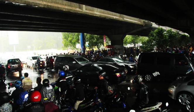 Berteduh Di Bawah Flyover Tilang Menanti Anda Gezzz