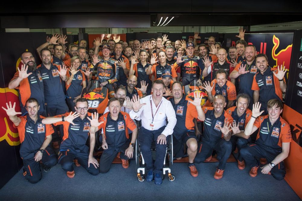 KTM Redbull KTM Factory Racing Peringkat 5 Klasemen Konstruktor MotoGP dan Hat-Trick di Moto2! 1 Bradley Smith, Mika Kallio, Pol Espargaro & Team KTM RC16 Box Comunitat Valenciana Ricardo Tormo 2017