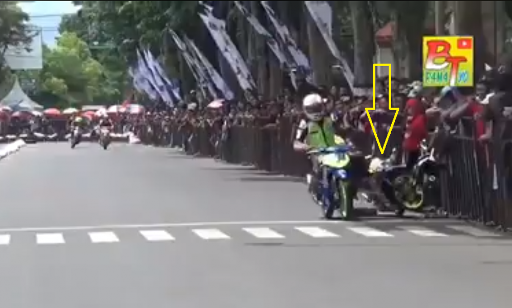 Dua Pembalap Ini Adu Fisik Saling Senggol dan Lempar Karung Hingga Crash !!! 3 Dua pembalap adu fisik hingga Crash