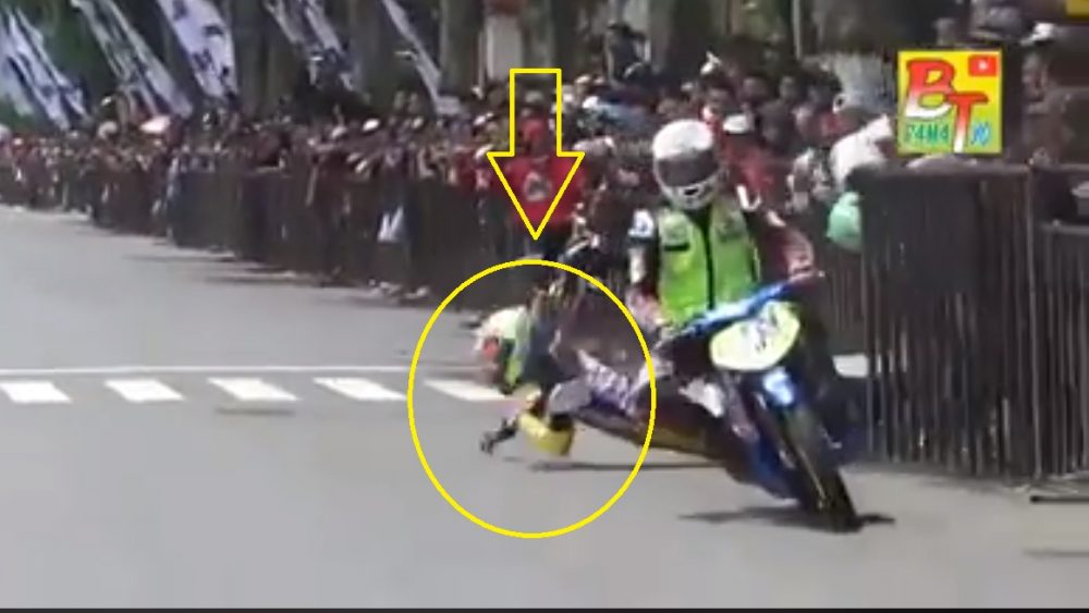 Dua Pembalap Ini Adu Fisik Saling Senggol dan Lempar Karung Hingga Crash !!! 4 Dua pembalap adu fisik hingga Crash