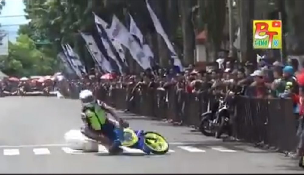 Dua Pembalap Ini Adu Fisik Saling Senggol dan Lempar Karung Hingga Crash !!! 7 Dua pembalap adu fisik hingga Crash