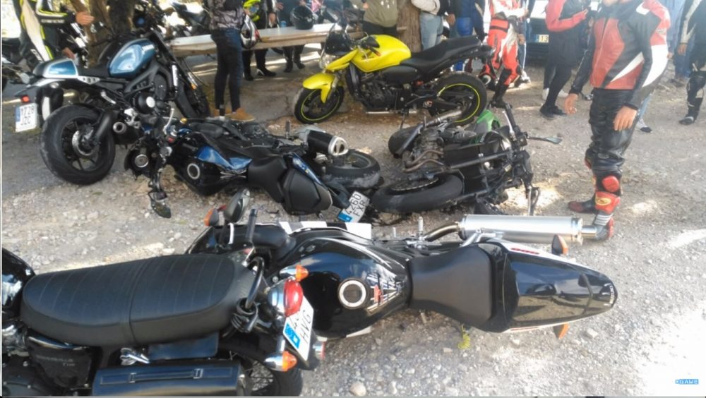 Crash Karambol Saat Cornering Menghantam Moge Lain yang Lagi Parkir