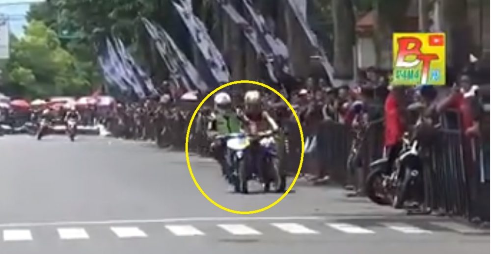 Dua Pembalap Ini Adu Fisik Saling Senggol dan Lempar Karung Hingga Crash !!! 2 Dua pembalap adu fisik hingga Crash
