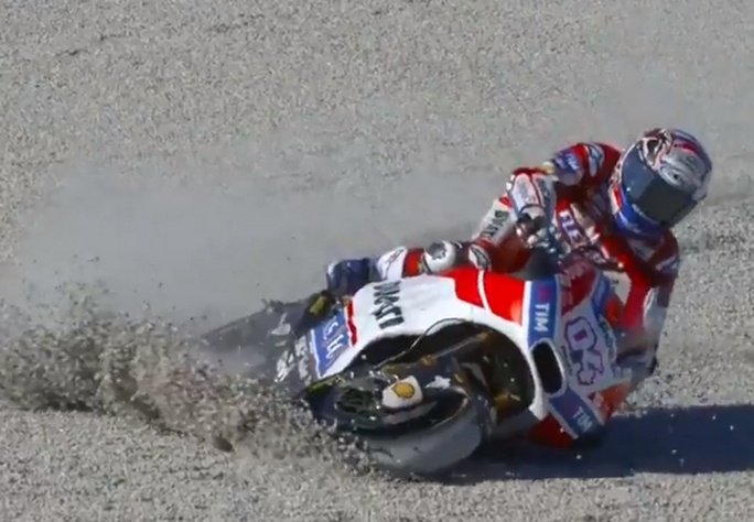 Ducati Perintah Lorenzo Kasih Jalan Buat Dovi, Tapi Apa yang dilakukannya..?? 1 Dovi jatuh di valencia