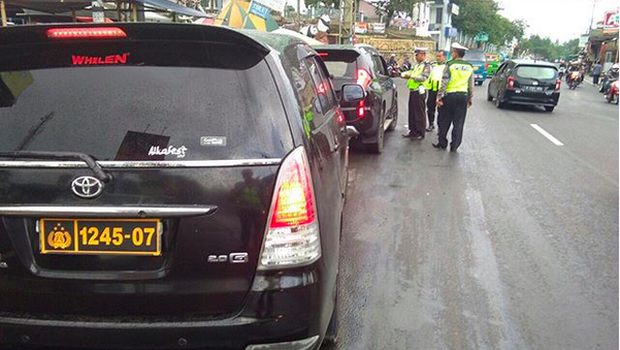Innova dan Pajero Ini Pakai Plat NoPol Anggota Polisi Palsu ? Edannnnnn ..!! 2 Innova plat polisi palsu