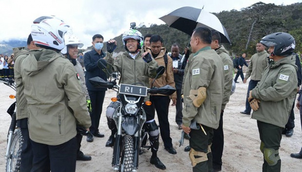 Presiden Republik Indonesia Joko Widodo Naik Trail, Tinjau Tambak Udang di Muara Gembong Bekasi 3 Jokowi Visits Papua