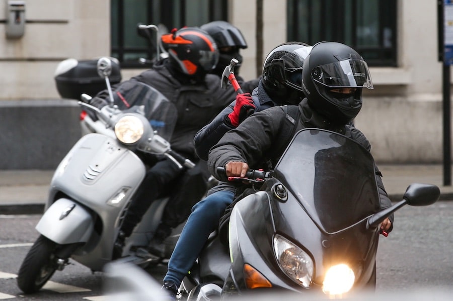 Akibat Maraknya Kejahatan, Pemotor Dilarang Berboncengan, Loh Kok ? 1 Kejahatan dengan moped skutik