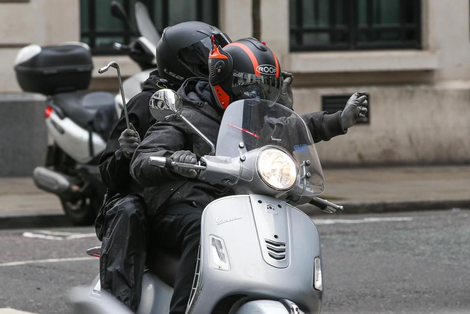 Akibat Maraknya Kejahatan, Pemotor Dilarang Berboncengan, Loh Kok ? 2 Kejahatan dengan moped skutik