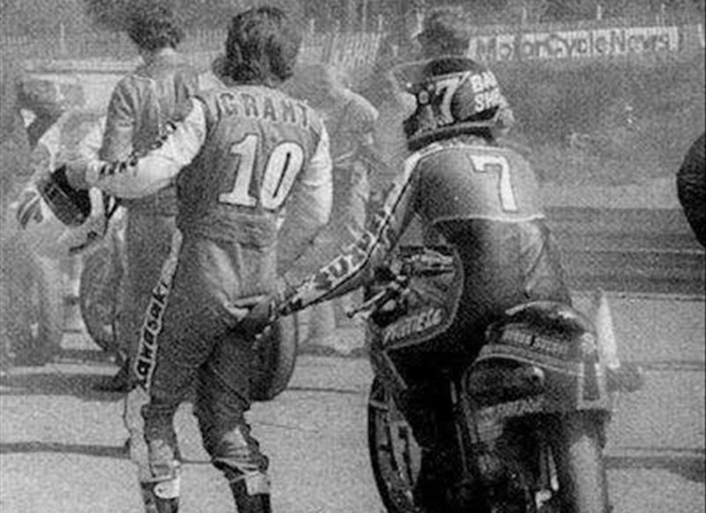 Aksi Towel Pantat Valentino Rossi dan Barry Sheene 3 Mick Grant and Barry Sheene