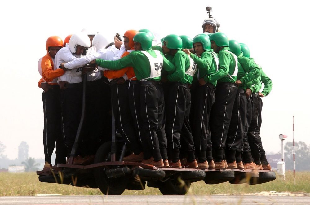 Guinness World Record, Sepeda Motor Ini Dinaiki 58 Orang Busyettt !!! 1 Guinness World Record 58 orang naik motor
