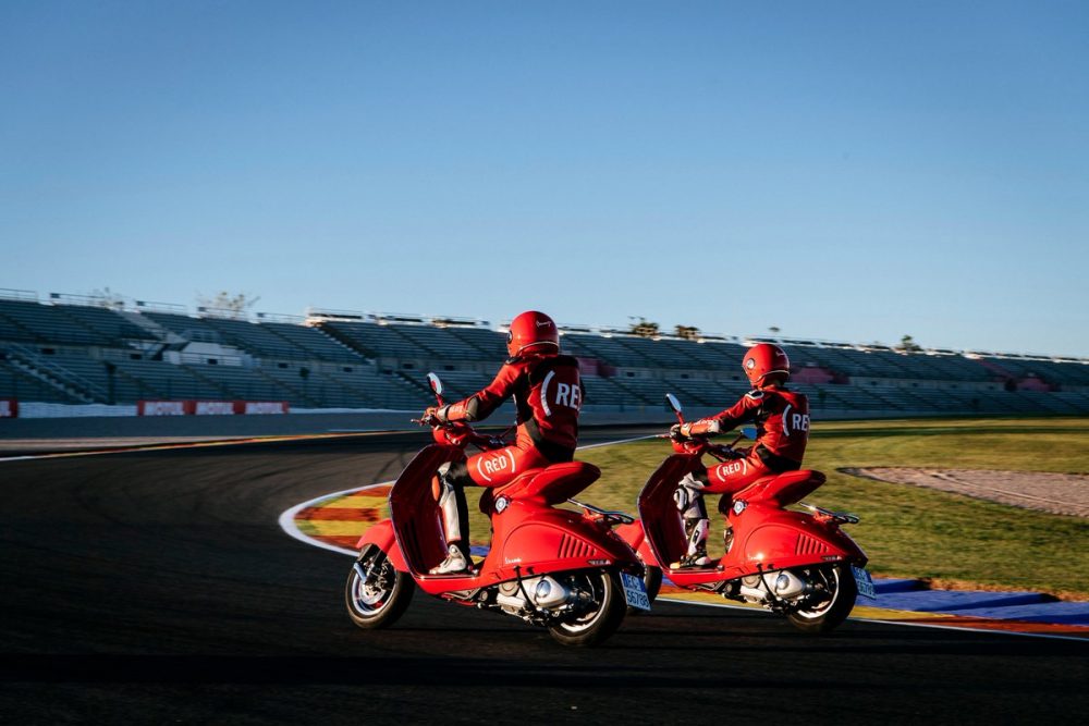 Vespa 946 RED dan Aprilia MotoGP Dukung Perangi AIDS