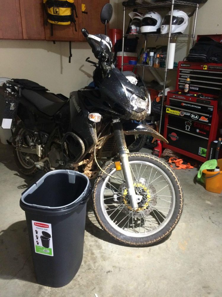 Biker Cantik Ini Bikin Wind Screen dari Tong Sampah !!! 1 Wind Screen dari Tong Sampah