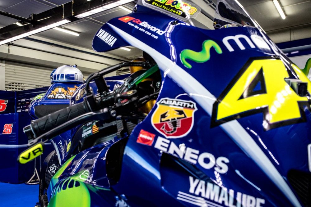 Ada Yang Unik Dengan Motor Rossi dan Vinales di Valencia !! 5 Yamaha Movistar asisten robot Rossi Vinales