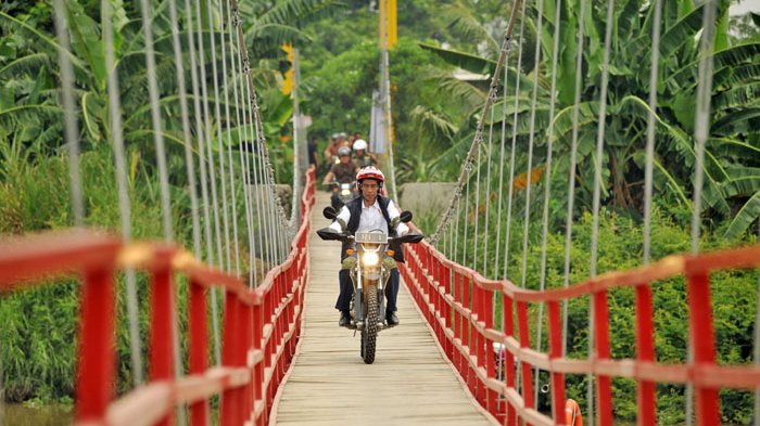 Presiden Republik Indonesia Joko Widodo Naik Trail, Tinjau Tambak Udang di Muara Gembong Bekasi 2 jokowi-naik-motor-trail-di-muara-gembong-bekasi