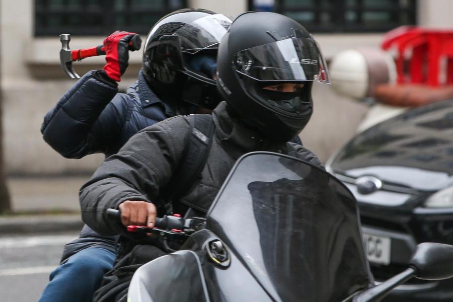 Akibat Maraknya Kejahatan, Pemotor Dilarang Berboncengan, Loh Kok ? 3 moped crime kejahatan dengan skutik