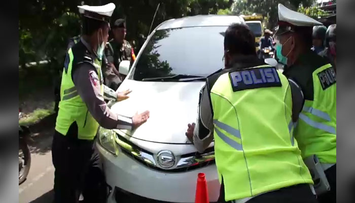 Akhirnya Polisi Berhasil Menangkap Pengemudi Xenia Yang Kabur Saat Operasi Zebra 1 Akhirnya Polisi Berhasil Menangkap Pengemudi Xenia Yang Kabur Saat Operasi Zebra