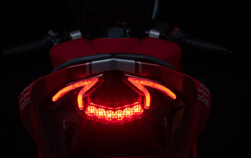 TVS Apache RR 310 Inspirasi Bentuk Ikan Hiu, Spesifikasi Lengkap Warna dan Harga !!! 7 2018 TVS Apache RR310 - Tail Light