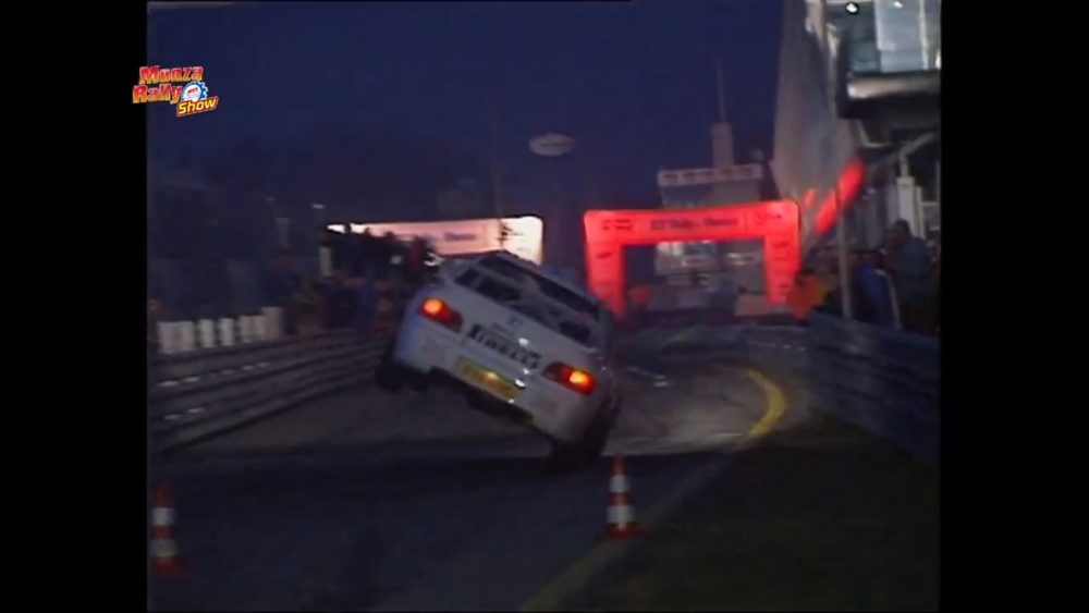 Aksi Side Wheelie Valentino Rossi di Atas Mobil Rally 2 Aksi Wheelie Dua Roda Valentino Rossi di Atas Mobil Rally