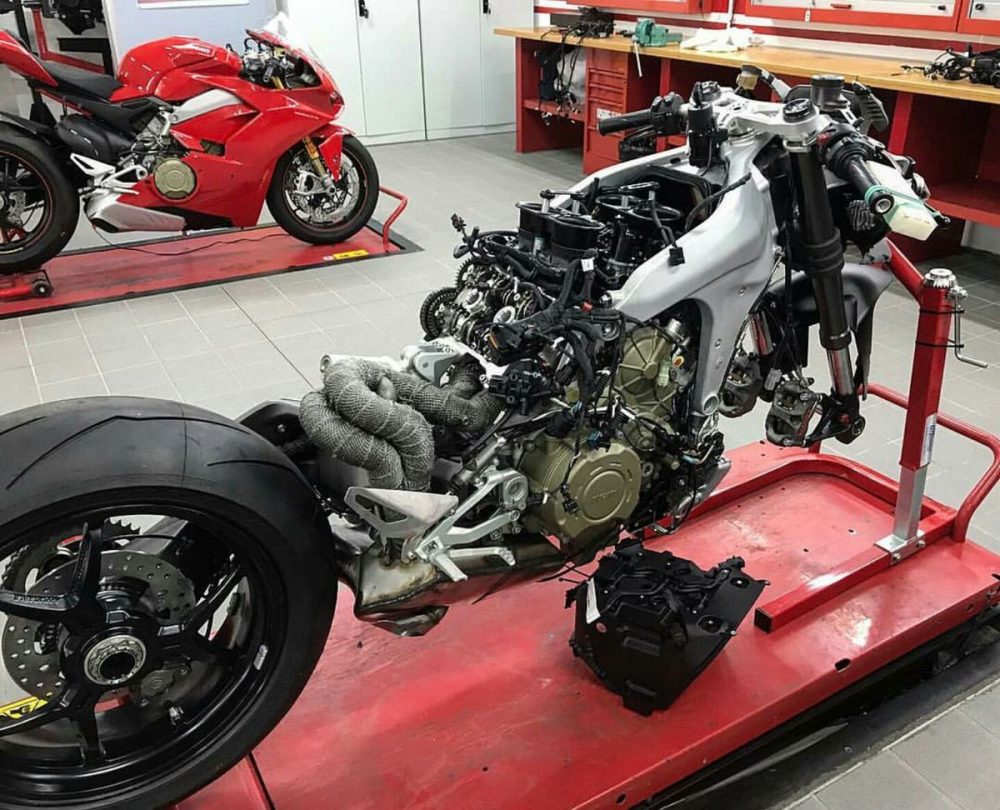 Foto-Foto di MotoGP Yang Terlewatkan Unik dan Tambah Wawasan 4 Dibalik Wajah Tampan Panigale V4