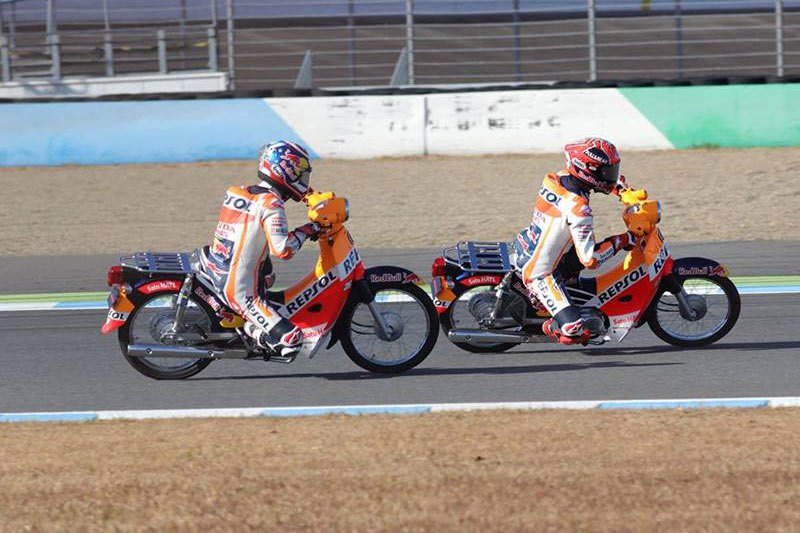Video Full Race Marquez dan Pedrosa Moto Bebek Honda C70.. Sangat Lucu !!! 1 Marc Marquez dan Dani Pedorsa Ngepot