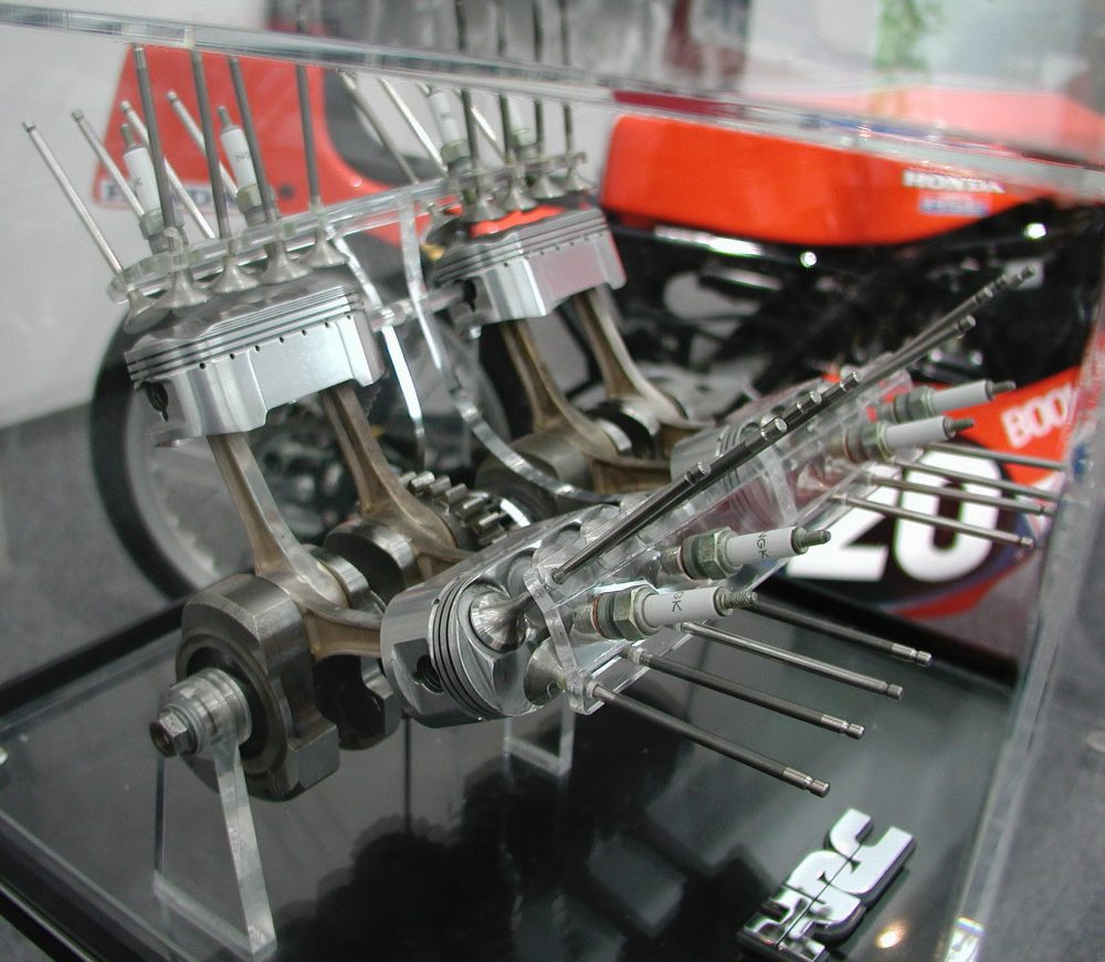 Honda NR500 Mesin 4 Tak yang Nekat Lawan 2 Tak ! 2 Oval piston NR500