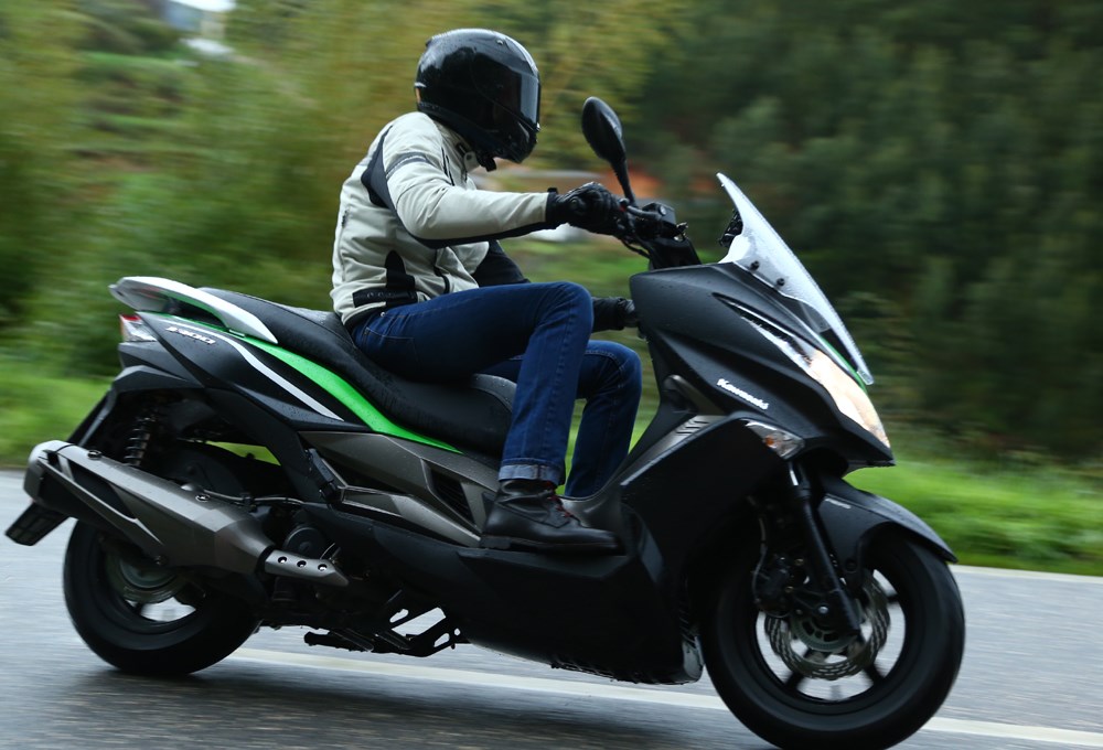 Punya Model Skutik Bongsor, Kawasaki Tak Ingin Membawanya ke Indonesia ? 1 v