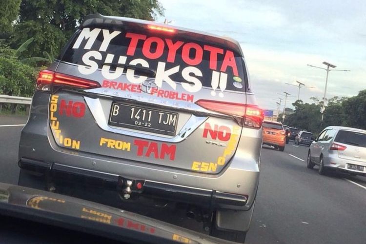 Ketika Konsumen Mobil Setengah Milyar ini Protes, Unik Bro...!! 1 Sticker Protes Konsumen Fortuner Ini Unik