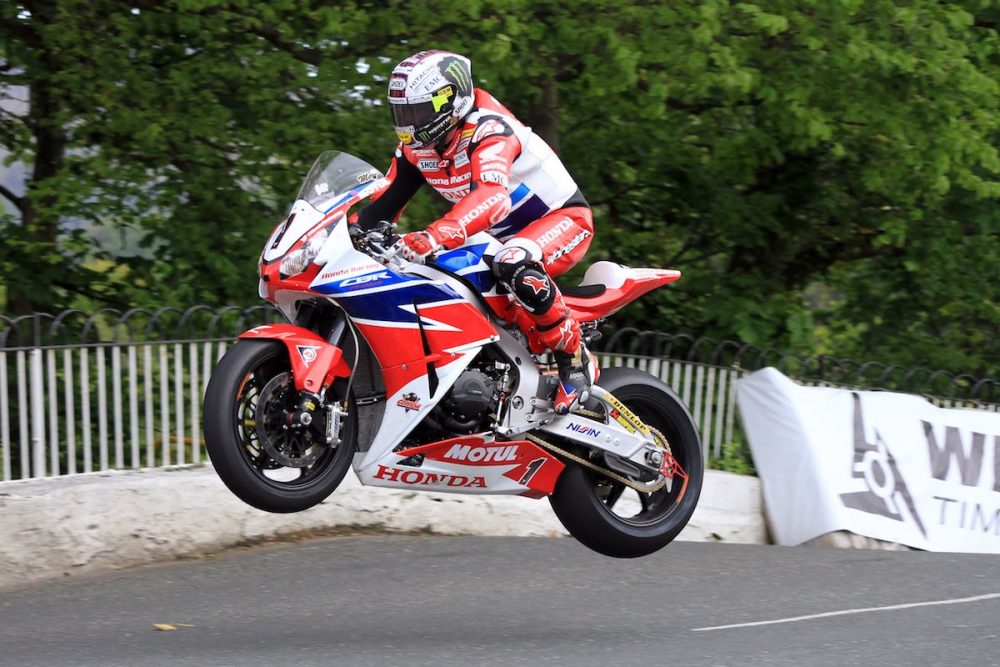Penghormatan Ribuan Biker untuk Joey Dunlop di Isle of Man TT 2 Isle of Man TT (Trophy Tourist)