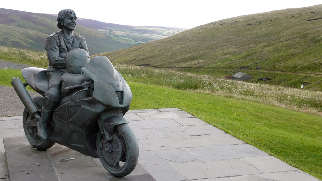 Penghormatan Ribuan Biker untuk Joey Dunlop di Isle of Man TT 3 Patung Joey Dunlop, Mountain King TT Race, Isle of ManPatung Joey Dunlop, Mountain King TT Race, Isle of Man