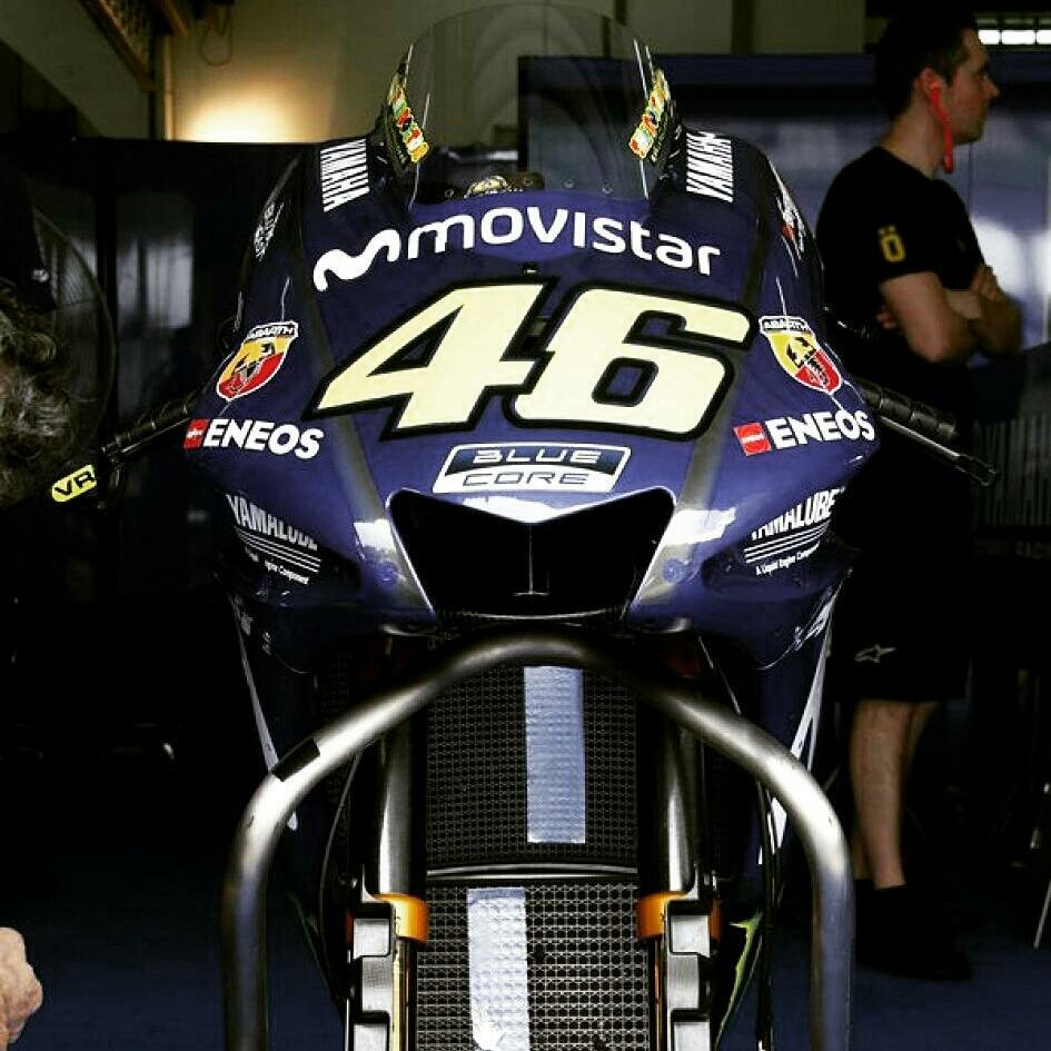 Penampakan Aneh Motor Yamaha M1 Valentino Rossi di Sepang ! 2 Penampakan Aneh Motor Yamaha M1 Valentino Rossi
