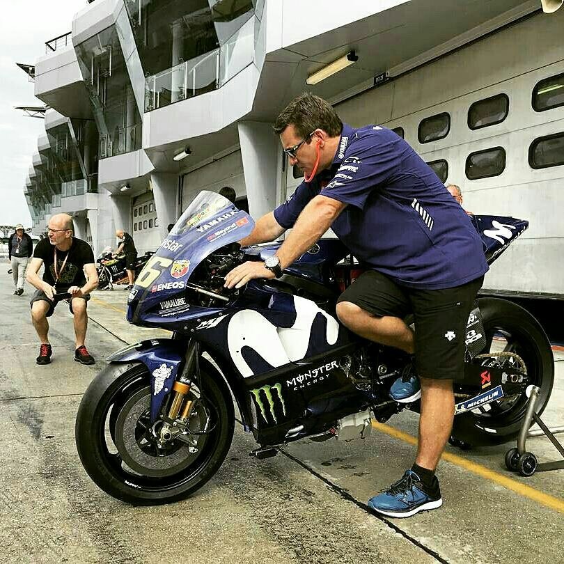 Penampakan Aneh Motor Yamaha M1 Valentino Rossi di Sepang ! 4 Penampakan Aneh Motor Yamaha M1 Valentino Rossi