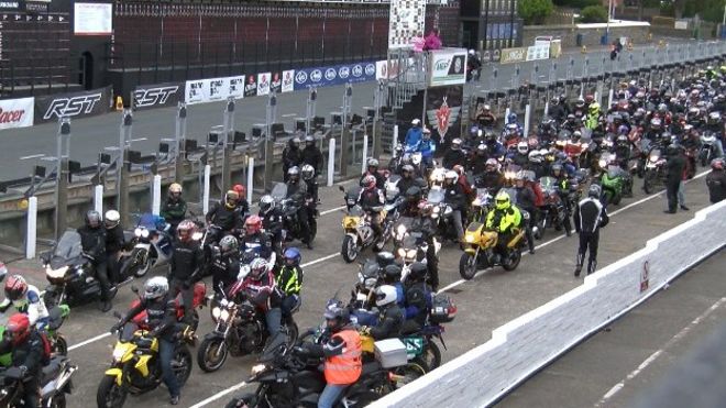 Penghormatan Ribuan Biker untuk Joey Dunlop di Isle of Man TT