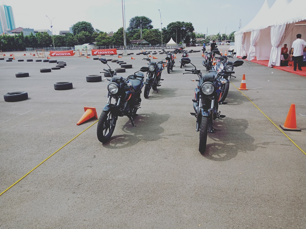 CB150 Verza 1