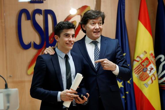 Marc Marquez menerima medali emas dari negara Spanyol 