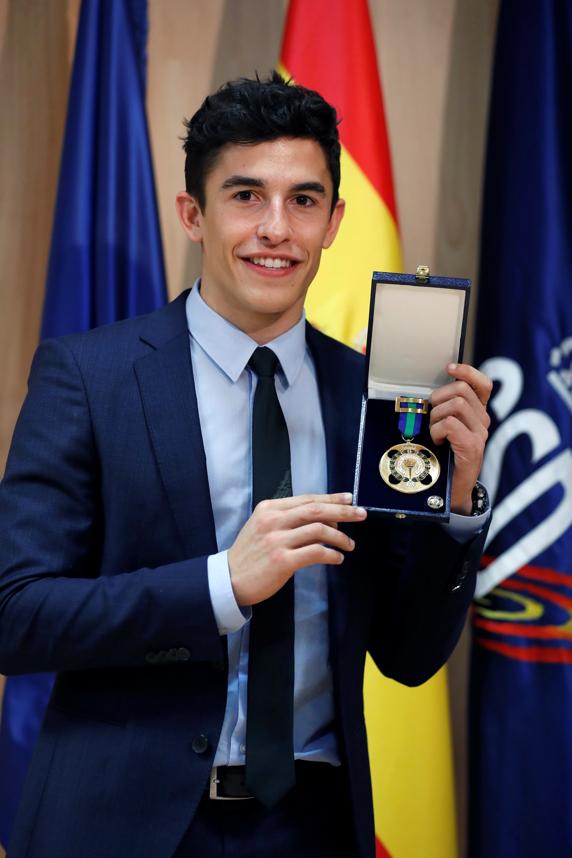 Marc Marquez menerima medali emas dari negara Spanyol