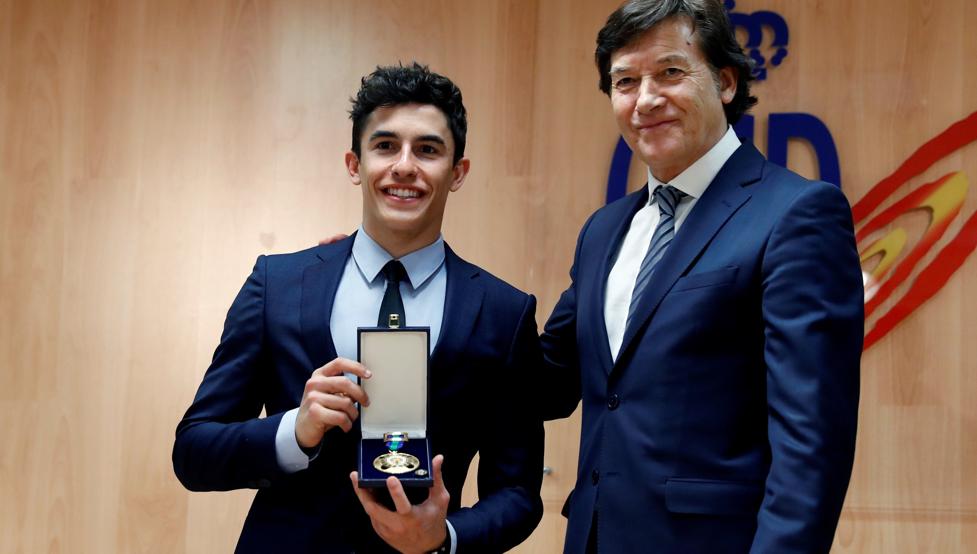 Marc Marquez menerima medali emas dari negara Spanyol