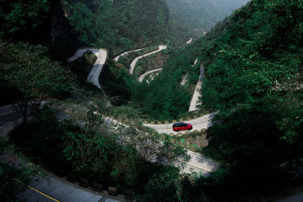 range-rover-taklukkan-jalur-naga-di-china