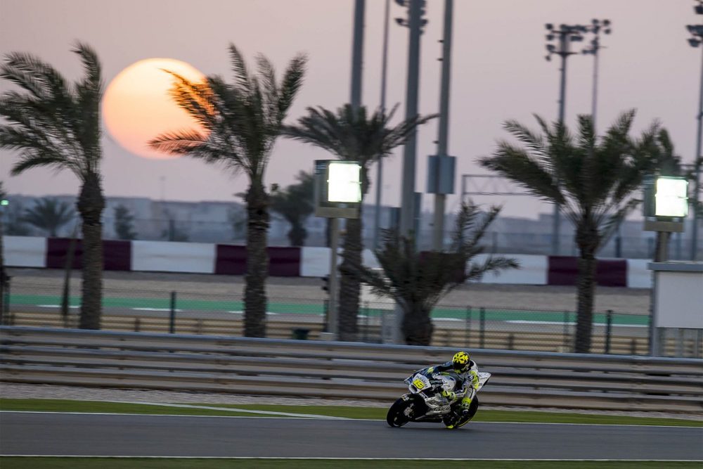 Foto- Foto Rider MotoGP dengan Background Sunset Qatar, Adem Bro ! 6 Foto- Foto Rider MotoGP dengan Background Sunset Qatar