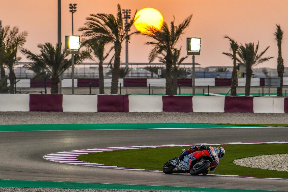 Siapkan Adrenalinmu Untuk MotoGP Qatar 2018 4 Foto Foto Rider MotoGP dengan Background Sunset Qatar Adem Bro AD04