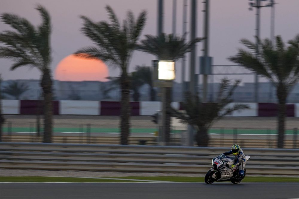Foto- Foto Rider MotoGP dengan Background Sunset Qatar, Adem Bro ! 7 Foto- Foto Rider MotoGP dengan Background Sunset Qatar
