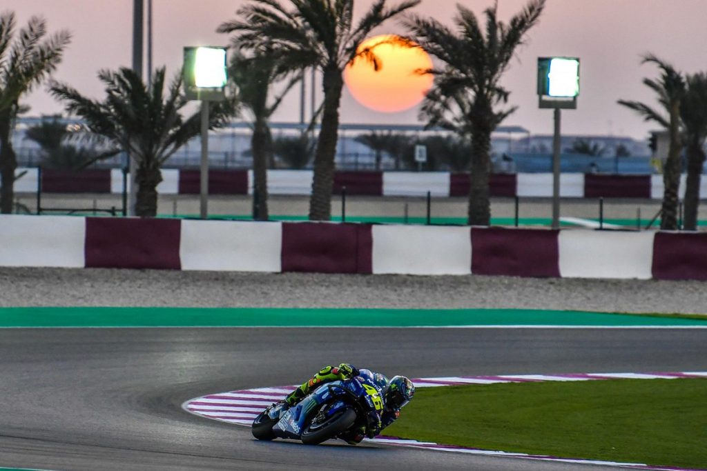 Besok Tes Pamungkas MotoGP Qatar 2020, Banyak Misteri Terungkap? 2 Foto Foto Rider MotoGP dengan Background Sunset Qatar Adem Bro vr46
