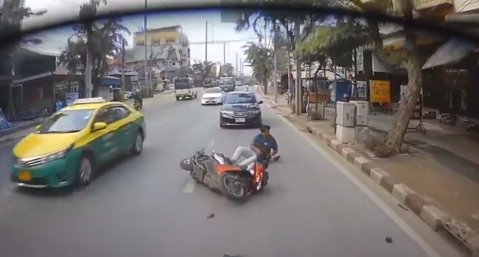 Kejedot Mobil di Depannya Akibat Riding Sambil Main Hape