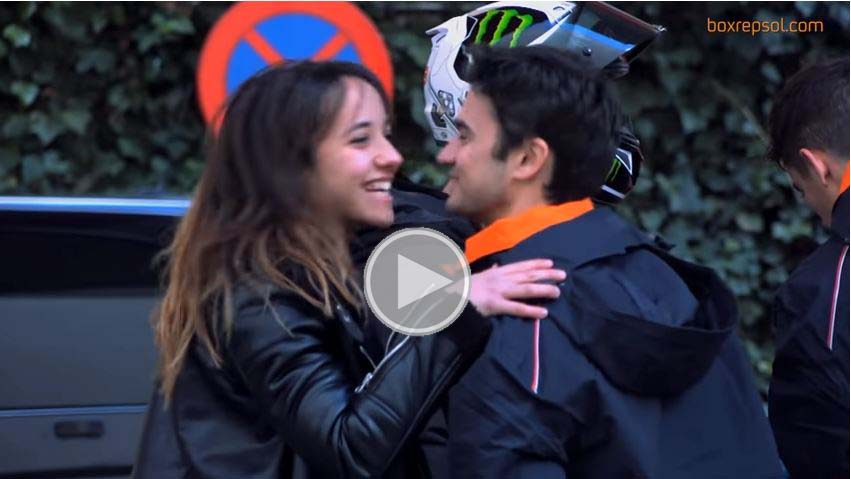 Ketika Marc Marquez dan Dani Pedrosa Menjadi Petugas POM Bensin 3 Marc Marquez dan dani Petugas POM Bensi